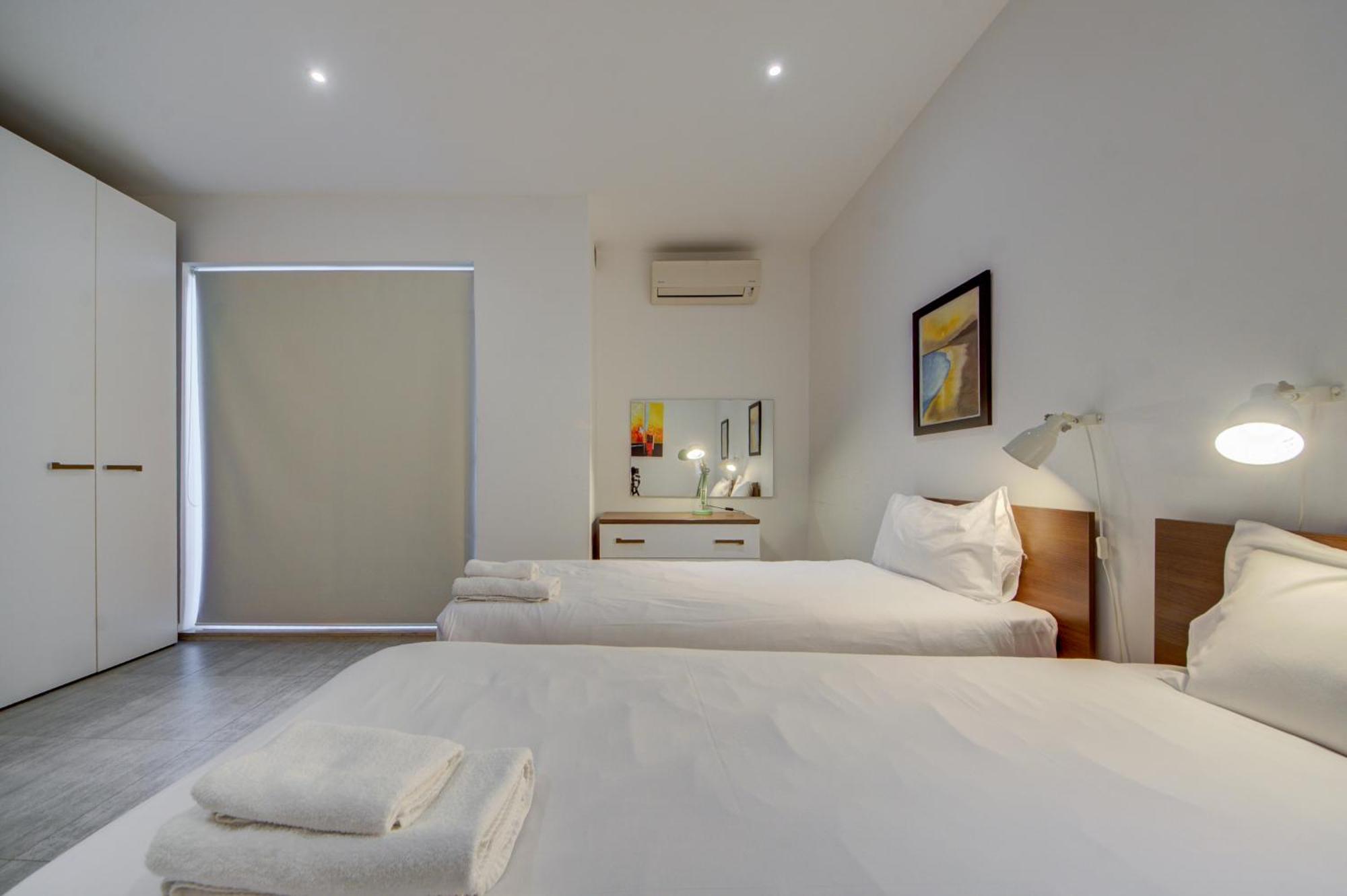 Top Floor Apt With Common Pool Close To All Amenities St. Paul's Bay Exteriör bild