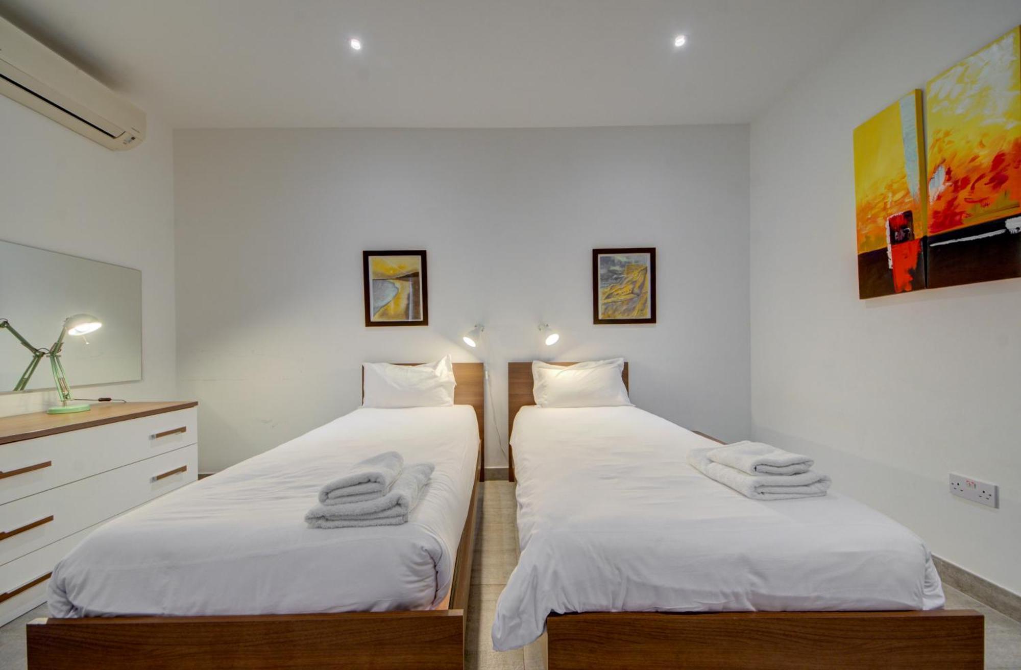 Top Floor Apt With Common Pool Close To All Amenities St. Paul's Bay Exteriör bild